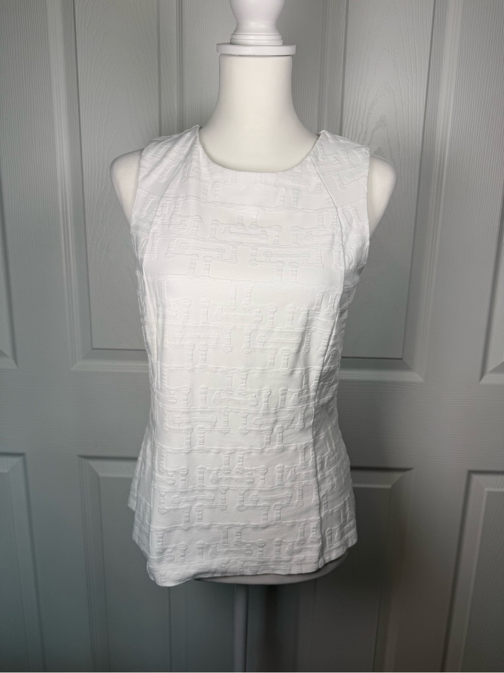J. McLaughlin White Textured Tank Top Button Back Sleeveless Coastal Grandmother